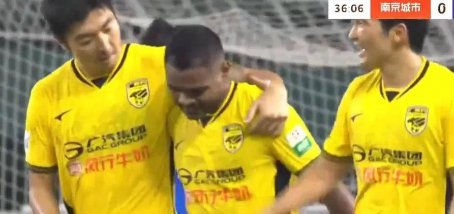 卡洛斯和梁, 两支球队本