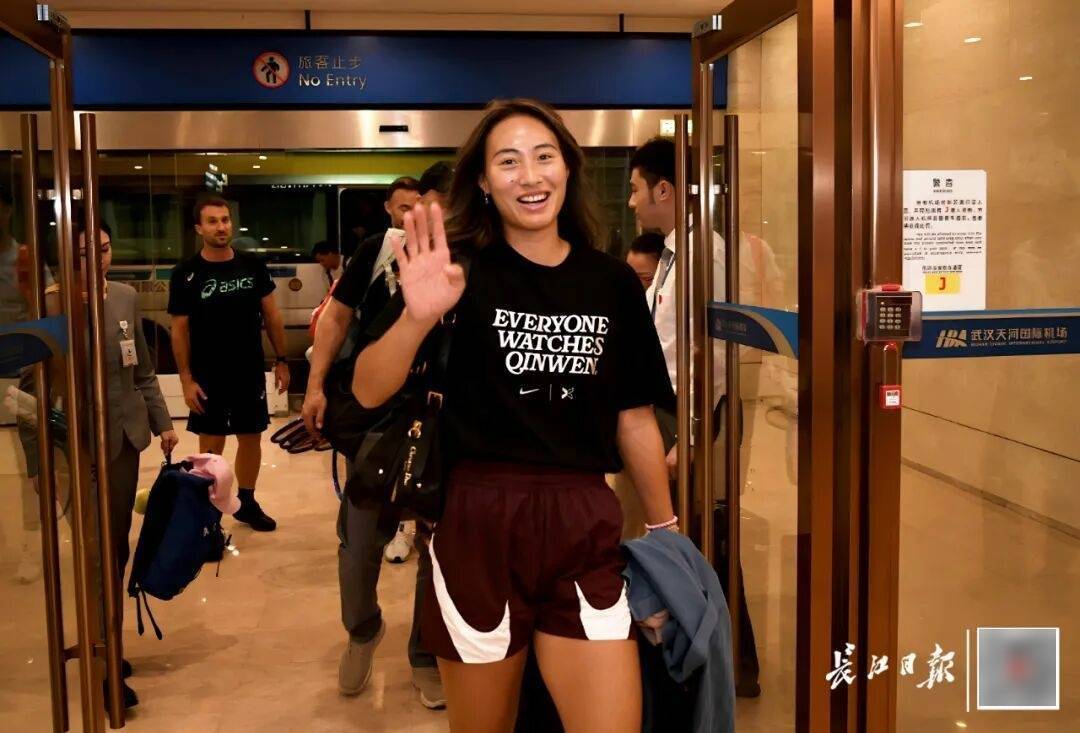 一下飞机就 一下飞机就